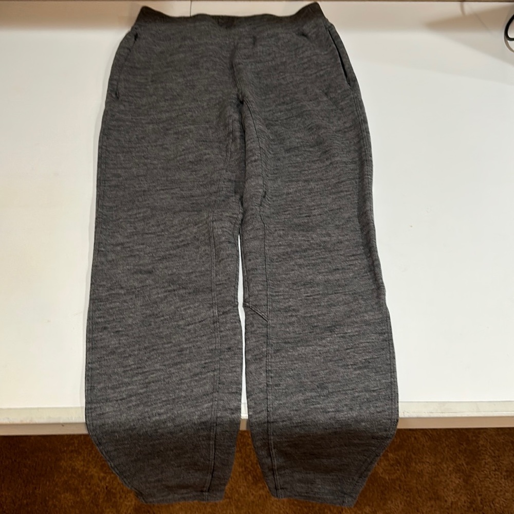 Lululemon woman’s jogger sweats size 4 never worn